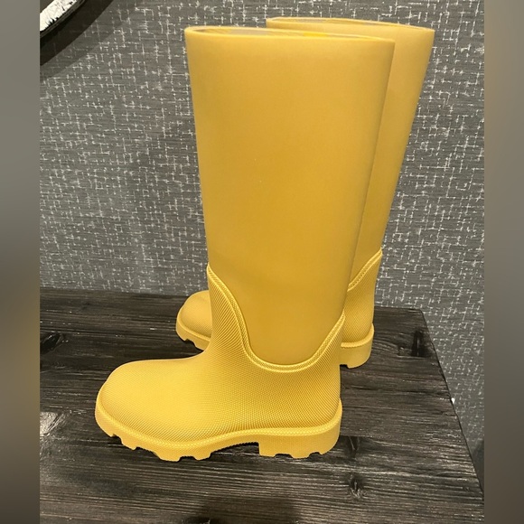 NIB Burberry Marsh rubber rain tall boots Yellow Manilla 8 1/2 - Picture 4 of 13